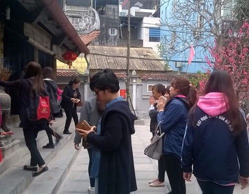 Giới trẻ Hà thành đi chùa Hà cầu duyên - 4
Càng về chiều các bạn trẻ đến chùa càng đông.