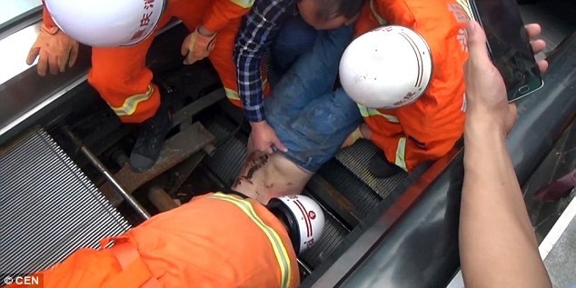 Người đàn ông được kéo ra ngoài thang máy.