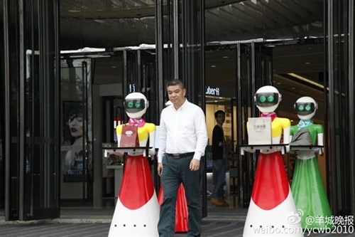 Đại gia đi mua sắm, cả dàn robot theo... xách đồ - 4 Đại gia đi mua sắm, cả dàn robot theo... xách đồ - 4