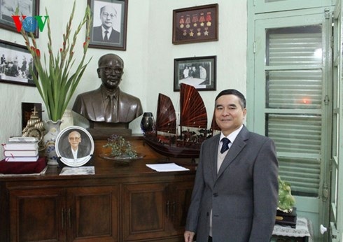 Hiệp định sơ bộ 6/3/1946: Nước cờ sắc sảo của Hồ Chủ tịch và Đảng ta - 3 Đại sứ Hoàng Vĩnh Thành bên tượng và ảnh của cố Bộ trưởng Ngoại giao Hoàng Minh Giám - trợ thủ đắc lực của Hồ Chủ tịch trong các cuộc đàm phán với Pháp thời kỳ 1945-1946.