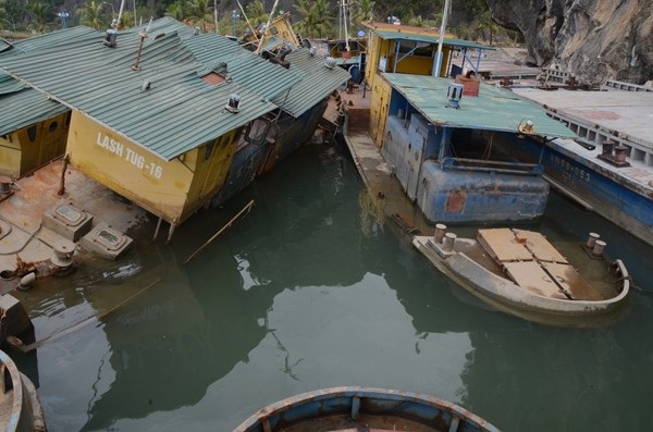 
Dàn tàu ma đang gây mất mĩ quan và ô nhiễm di sản thiên nhiên thế giới vịnh Hạ Long.
