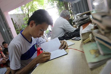Vợ chồng giáo viên hơn 20 năm dạy miễn phí cho học sinh nghèo - 4 Có học trò một buổi đến học vài tiếng rồi phải phụ gia đình công việc mưu sinh.