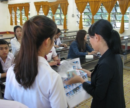 Giám thị gọi thí sinh vào phòng thi và kiểm tra rất kỹ giấy tờ của các em. (Ảnh: Huỳnh Hải)