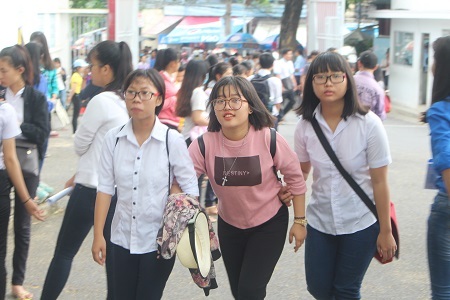 Thí sinh dự thi tại điểm thi ĐH Nha Trang háo hức đến sớm làm thủ tục dự thi