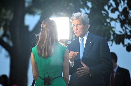 Tổng thống Obama, Hồ Gươm và ẩm thực phố cổ - 3 Ngoại trưởng Mỹ John Kerry trả lời phỏng vấn hãng thông tấn bên Hồ Gươm.