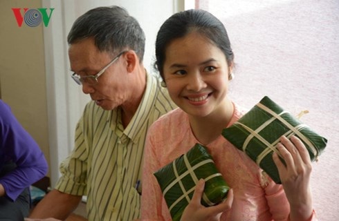 Người Việt tại Thái Lan cùng gói bánh chưng đón Tết - 4
Chị Thủy Tiên khoe thành quả của mình.