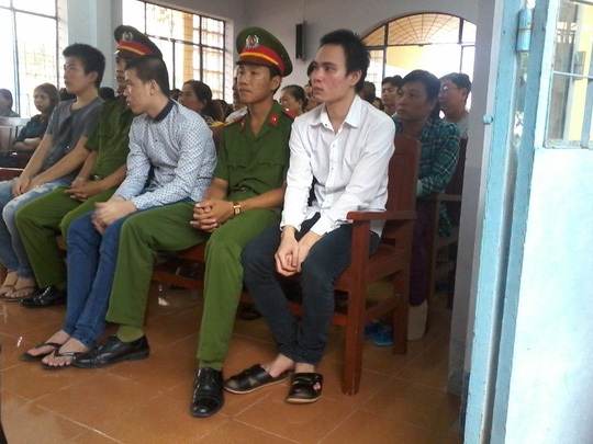 Vụ 3 bị cáo kêu oan ở Cà Mau: Đoàn tụ trong nước mắt - 4 Khang, Nhựt và Ca trong phiên tòa sơ thẩm lần 3