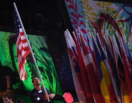 Lễ khai mạc Olympic 2016: Rực rỡ sắc màu, ánh sáng - 26
Michael Phelps cầm cờ cho đoàn thể thao Mỹ