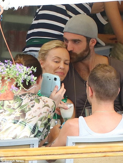 Mỹ nhân U50 Kylie Minogue khóa môi hạnh phúc bạn trai kém 20 tuổi - 37
Có thông tin cho hay, đầu tháng 6 vừa rồi, Joshua và Kylie đã bí mật tổ chức đám cưới tại Hy Lạp sau vài tháng đính hôn. Nam diễn viên 28 tuổi gọi diva nước Úc là “vợ” trong một bức ảnh anh đăng tải trên trang cá nhân kèm theo một bài thơ rất lãng mạn.