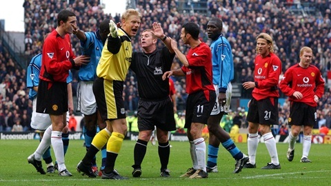 5 cầu thủ từng khoác áo cả MU và Man City - 2
Peter Schmeichel (áo vàng)
