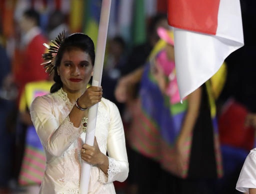 Lễ khai mạc Olympic 2016: Rực rỡ sắc màu, ánh sáng - 24
Maria Londa cầm cờ cho đoàn thể thao Indonesia