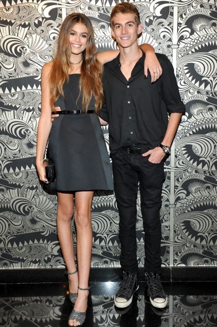 
Kaia cùng anh trai góp mặt tại một sự kiện của làng thời trang.
