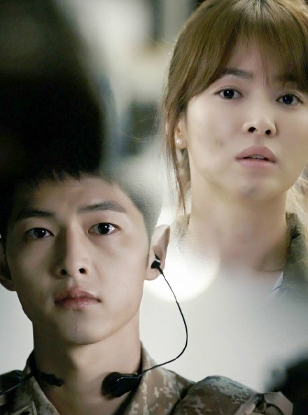 Song Hye Kyo bị nghi hò hẹn với đồng nghiệp trong “Hậu duệ của Mặt trời” - 1
Song Hye Kyo và người đồng nghiệp Song Joong Ki đang dính nghi án hò hẹn.