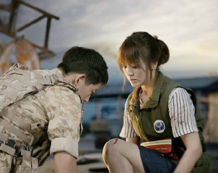 Song Hye Kyo bị nghi hò hẹn với đồng nghiệp trong “Hậu duệ của Mặt trời” - 2
Song Hye Kyo và Song Joong Ji quá đẹp đôi trong bộ phim truyền hình Hậu duệ của Mặt trời