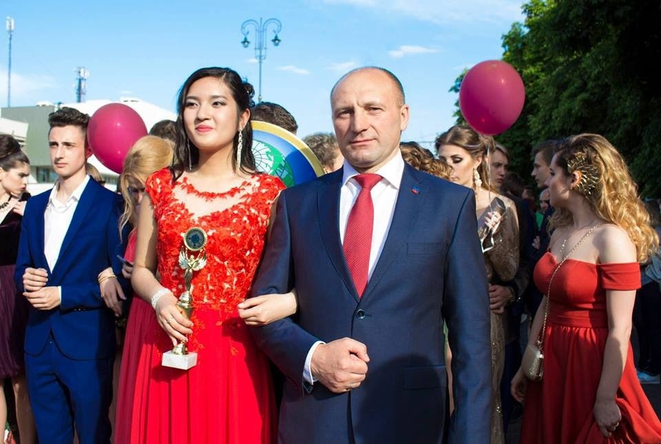 Trần Phương Anh – niềm tự hào của người Việt trẻ tại Ukraine - 2 Trần Phương Anh bên cạnh Thị trưởng thành phố Cherkasy trong cuộc diễu hành. (Ảnh H.L)