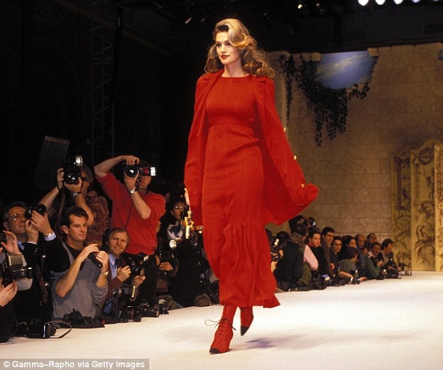 Cindy Crawford – Hành trình của một siêu mẫu đẳng cấp - 12
Cindy trình diễn trong show của Chanel vào năm 1993 và đây là thời điểm, Cindy rất đắt sô trình diễn thời trang với những mức cát-sê khủng. Cindy chia tay sự nghiệp trình diễn thời trang chuyên nghiệp vào năm 2000.
