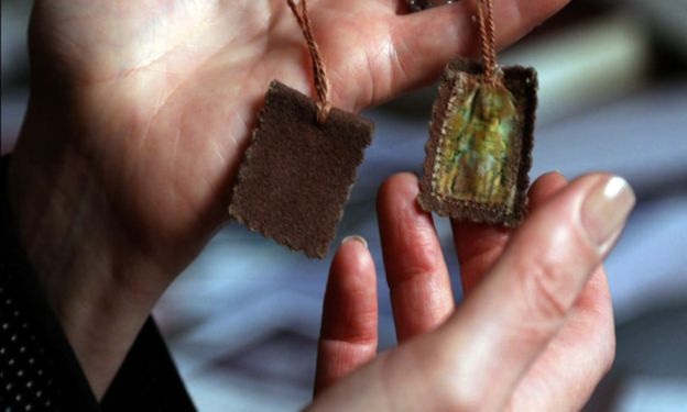 
Chiếc vòng có hình Đức mẹ được Hồng y Wojtyla tặng cho bà Tymieniecka (Ảnh: BBC)
