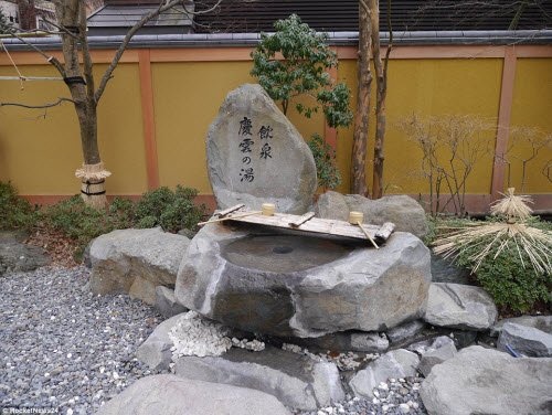 Khám phá bên trong khách sạn lâu đời nhất thế giới ở Nhật Bản - 5 Đài phun nước có nguồn từ suối nước nóng được xây dựng tại lối vào khách sạn.