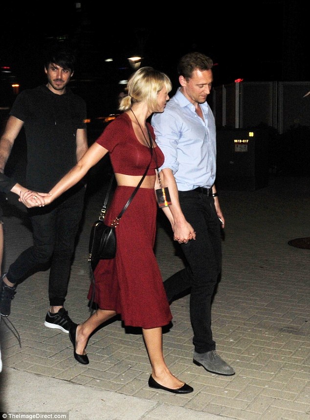 
Họ đi cùng một nhóm bạn.
