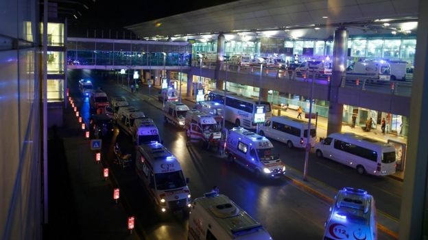 
Xe cứu thương tập trung bên ngoài sân bay để sẵn sàng đưa các nạn nhân đi cấp cứu.
