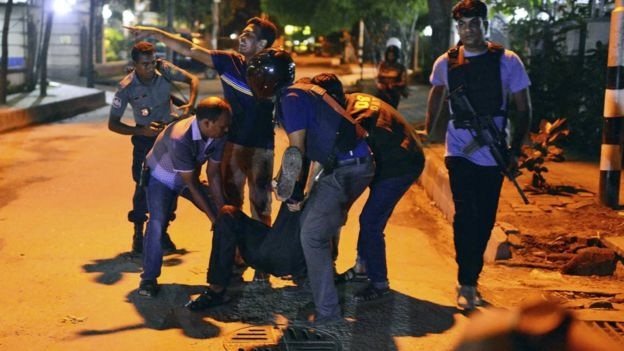 Tấn công khủng bố tại thủ đô của Bangladesh, 20 con tin bị bắt giữ - 1
Một người bị thương được đưa đi khỏi hiện trường (Ảnh: AP)