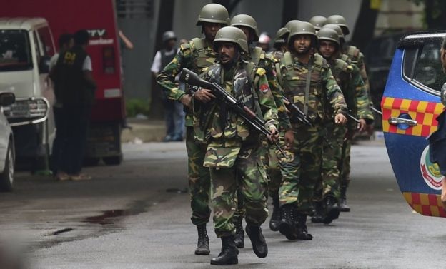 
Các binh sĩ được trang bị vũ khí để ứng phó với vụ tấn công (Ảnh: AFP)
