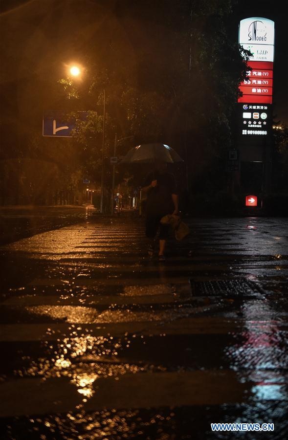 Bão Nida đổ bộ, miền nam Trung Quốc cảnh báo bão mức cao nhất - 3
(Ảnh: Xinhua)