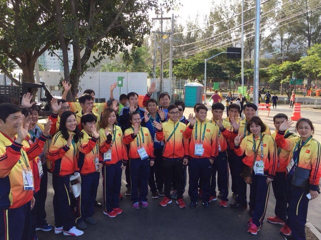 Hoàng Xuân Vinh lên máy bay về nước - 1
Nhiều tuyển thủ của thể thao Việt Nam đã về nước vào sáng nay