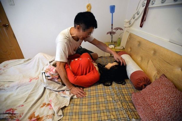 Tậu búp bê tình dục để tưởng nhớ người vợ quá cố - 5
Zhang mất vợ vì ung thư chỉ vài tháng sau khi được chẩn bệnh