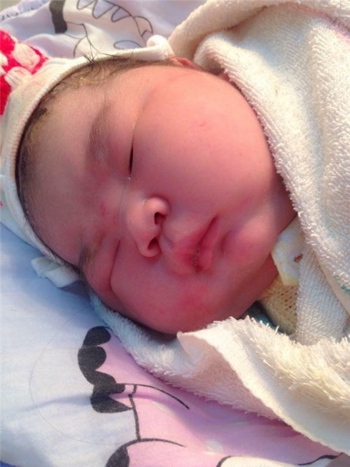 Hình ảnh em bé sơ sinh đang nhận được rất nhiều lượt yêu thích và chia sẻ từ dân mạng