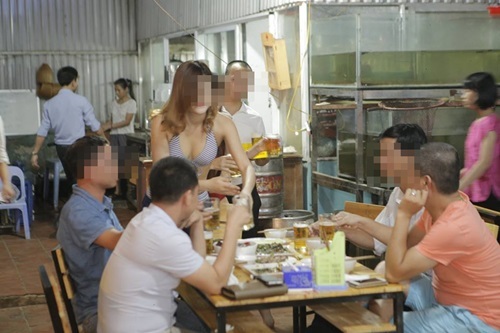 Quán ăn Hà Nội cho nhân viên mặc bikini phục vụ bàn - 5 Quán ăn Hà Nội cho nhân viên mặc bikini phục vụ bàn - 5