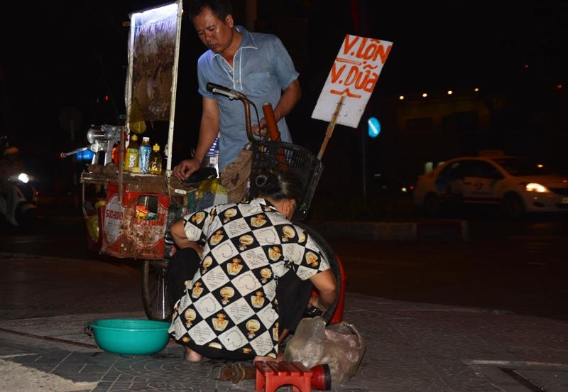 Bà Gái có ba người con, các con đã có gia đình nhưng ai cũng khó khăn nên không giúp được gì được. Hiện bà đang nuôi đứa cháu của cô con gái út. Bà chia sẻ, bản thân đang khỏe, còn làm việc được nên không muốn phiền hà tới ai