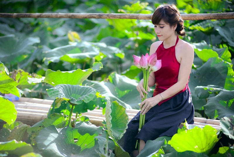 Áo dài, áo yếm đọ dáng cùng sen dưới nắng nóng - 5 Áo dài, áo yếm đọ dáng cùng sen dưới nắng nóng - 5