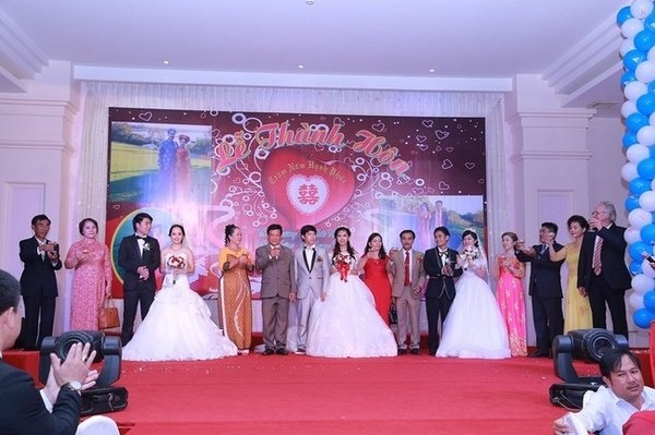 Đám cưới được tổ chức với sự đồng ý nhất trí của 4 họ