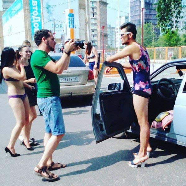 Đua nhau mặc bikini để nhận xăng miễn phí - 5 Đua nhau mặc bikini để nhận xăng miễn phí - 5
