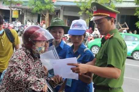 Nhiều thí sinh bị nhầm địa điểm thi nhưng rất may có các lực lượng tình nguyện, công an hỗ trợ kịp thời