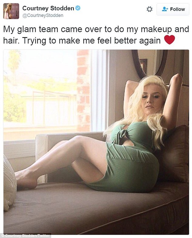 "Cô dâu tuổi teen" tái xuất sau khi bị sảy thai - 1
Courtney Stodden rất buồn khi mất đứa con đầu lòng khi mang thai chừng 4 tháng. EEkip của cô đã phải nỗ lực hết sức để giúp cô vui trở lại. Người đẹp 21 tuổi thừa nhận cô đang cố gắng để cảm thấy vui khỏe trở lại