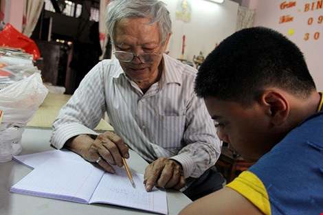 Vợ chồng giáo viên hơn 20 năm dạy miễn phí cho học sinh nghèo - 5 Chồng cô Thiền - thầy Nguyễn Phan dạy toán cho học trò.