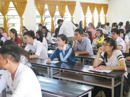 Thí sinh Bạc Liêu đến làm thủ tục dự thi sáng 30/6. (Ảnh: Huỳnh Hải)