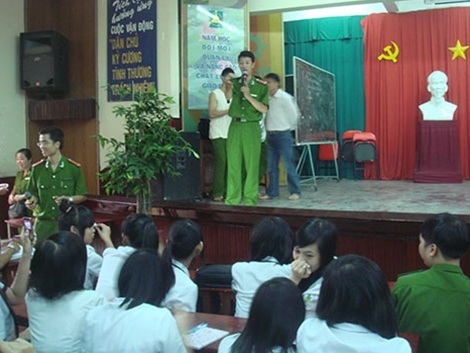 Hình sự đặc nhiệm ngày ấy… bây giờ - 5 Trinh sát hình sự đặc nhiệm phổ cập kiến thức giáo dục tại các trường THPT.