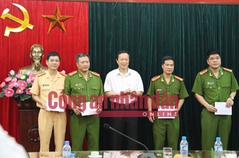 Chiếc quần trong chậu tố nơi lẩn trốn của trùm ma túy Lạng Sơn - 5
Công an Lạng Sơn được thưởng nóng.
