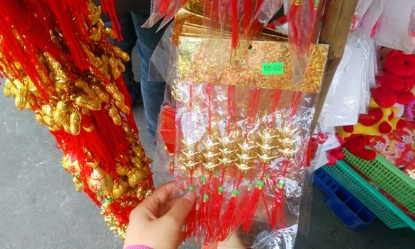 Thị trường mùa Tết: Hàng Trung Quốc tràn ngập - 5
Đồ trang trí Tết chủ yếu có 2 màu chủ đạo là đỏ và vàng (Ảnh: PD)