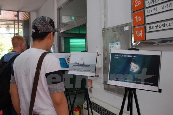 Triển lãm những hình ảnh chân thực về Biển Đông tại Hàn Quốc - 5 Du khách quốc tế thăm quan triển lãm. (Ảnh: Phạm Duy/Vietnam+)