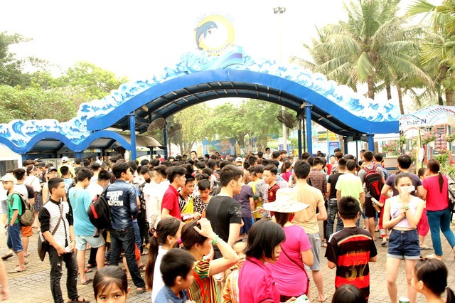 Xếp hàng dài mua vé giảm giá 80% vào Công viên nước Hồ Tây - 5