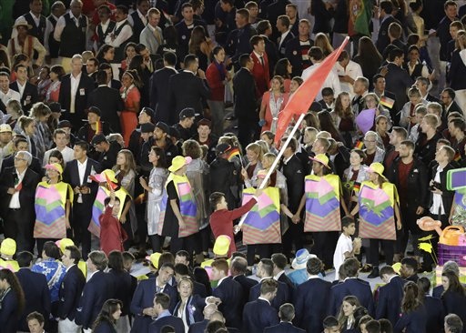 Lễ khai mạc Olympic 2016: Rực rỡ sắc màu, ánh sáng - 20
Vận động viên đấu kiếm Vũ Thành An cầm cờ cho đoàn thể thao Việt Nam