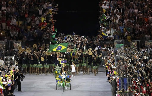 Lễ khai mạc Olympic 2016: Rực rỡ sắc màu, ánh sáng - 17
Đoàn thể thao chủ nhà Brazil