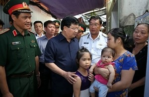Phó Thủ tướng thăm gia đình một chiến sĩ trên máy bay CASA-212 - 1 Phó thủ tướng Trịnh Đình Dũng thăm và động viên gia đình chiến sĩ Nguyễn Bá Thế (ảnh: Báo Chính phủ)