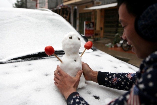 Ảnh: Du khách thích thú nặn người tuyết ở Sa Pa - 6