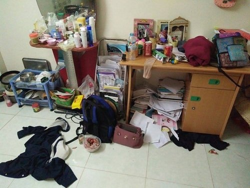 Khổ sở vì bạn cùng phòng ở bẩn - 1
Căn phòng nhỏ hơn 10 m2 những rất bừa bộn của sinh viên