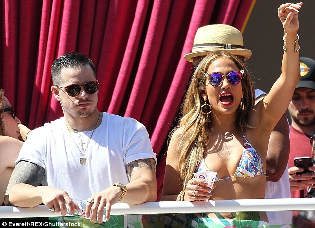 Mỹ nhân U50 Jennifer Lopez hừng hực bên bồ trẻ - 6
Vũ công Casper, 29 tuổi, trông không mấy chênh lệch bên bạn gái 46 tuổi.